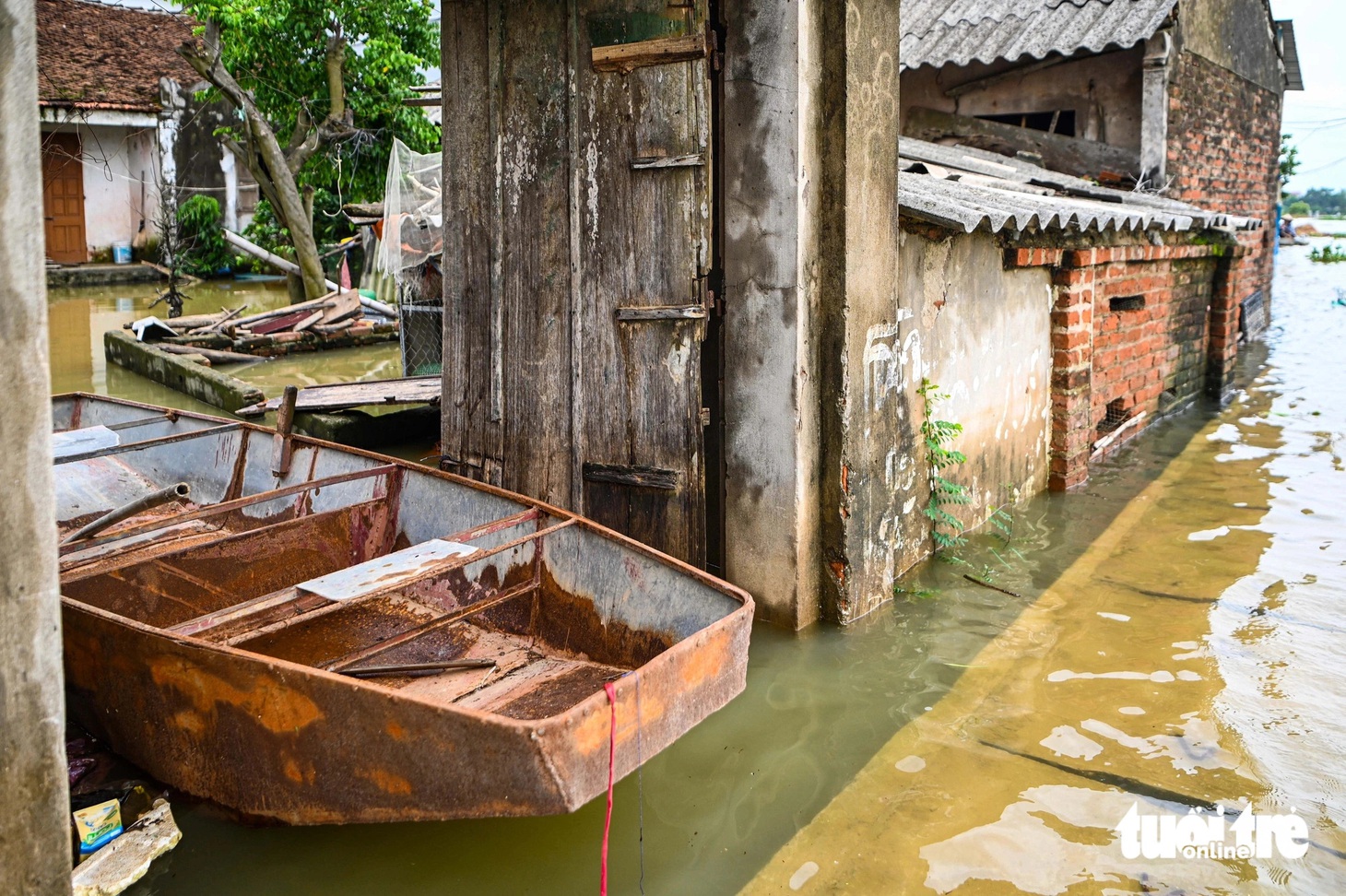 Hình ảnh dân đi thuyền trên tỉnh lộ ngập sâu ở ngoại thành Hà Nội - Ảnh 7.