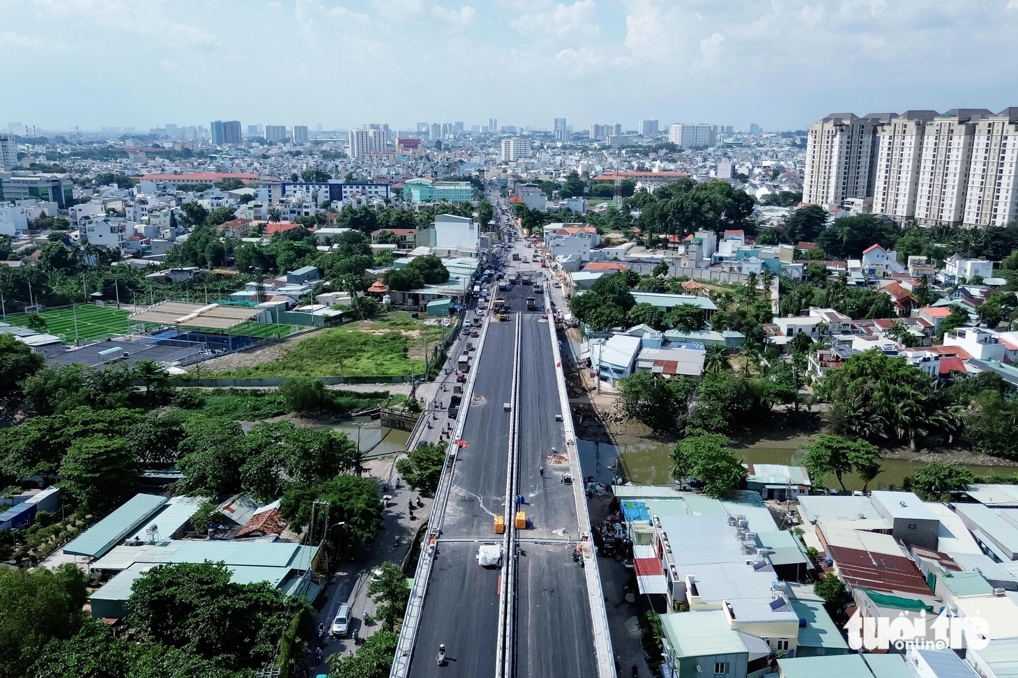 Tất bật thi công cầu 900 tỉ đồng ở Thủ Đức, thông xe cuối tháng 9 - Ảnh 1.