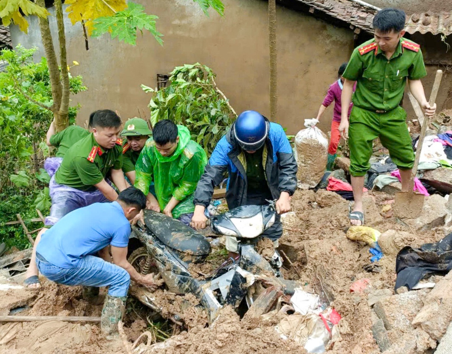Lũ dâng nhanh, có nơi ở Lạng Sơn ngập lụt đến tầng 2 - Ảnh 6.