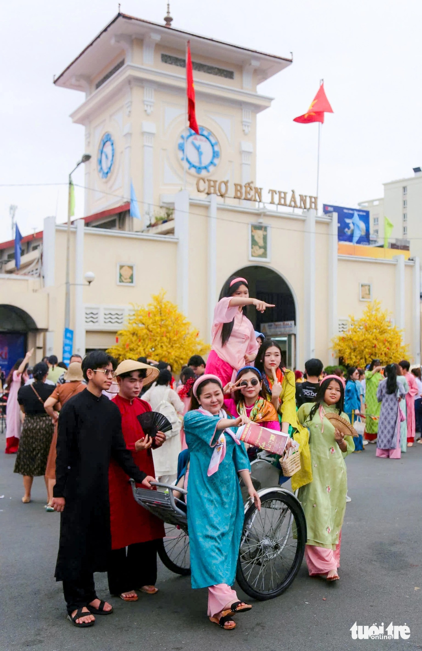 Metro số một vượt mốc 1 triệu khách, ngày đầu năm mới đông nghịt ở ga Bến Thành - Ảnh 6.