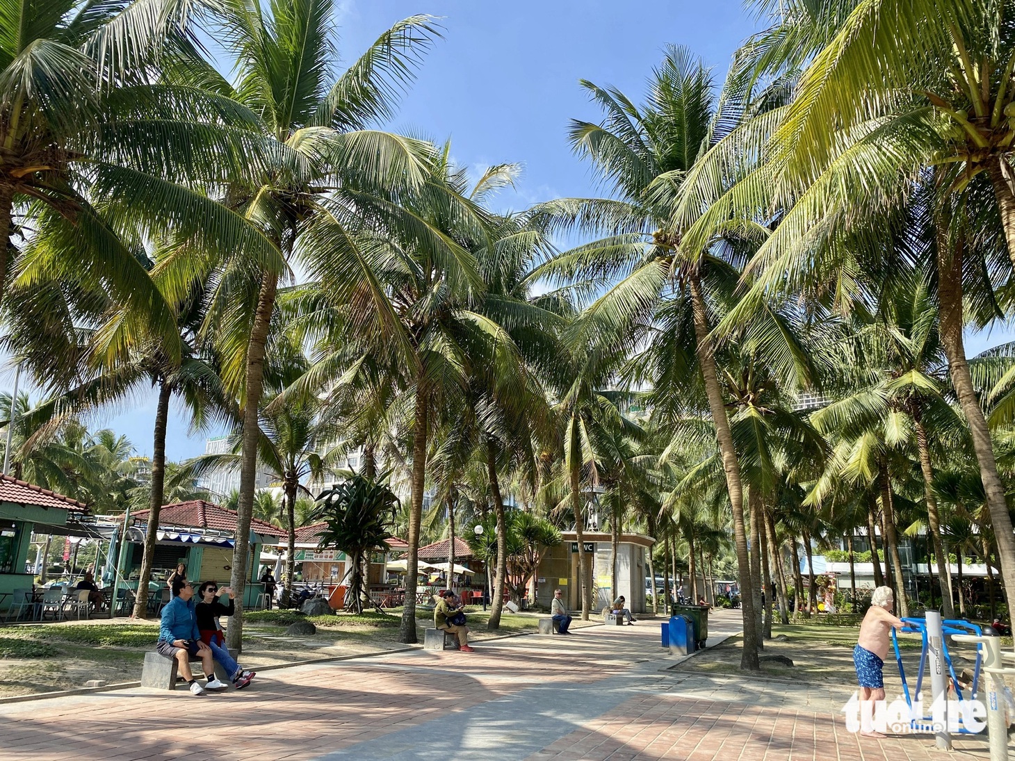 Thời tiết đẹp cuối năm, du khách đổ xô ra 'biển đẹp nhất hành tinh' tắm nắng - Ảnh 11.