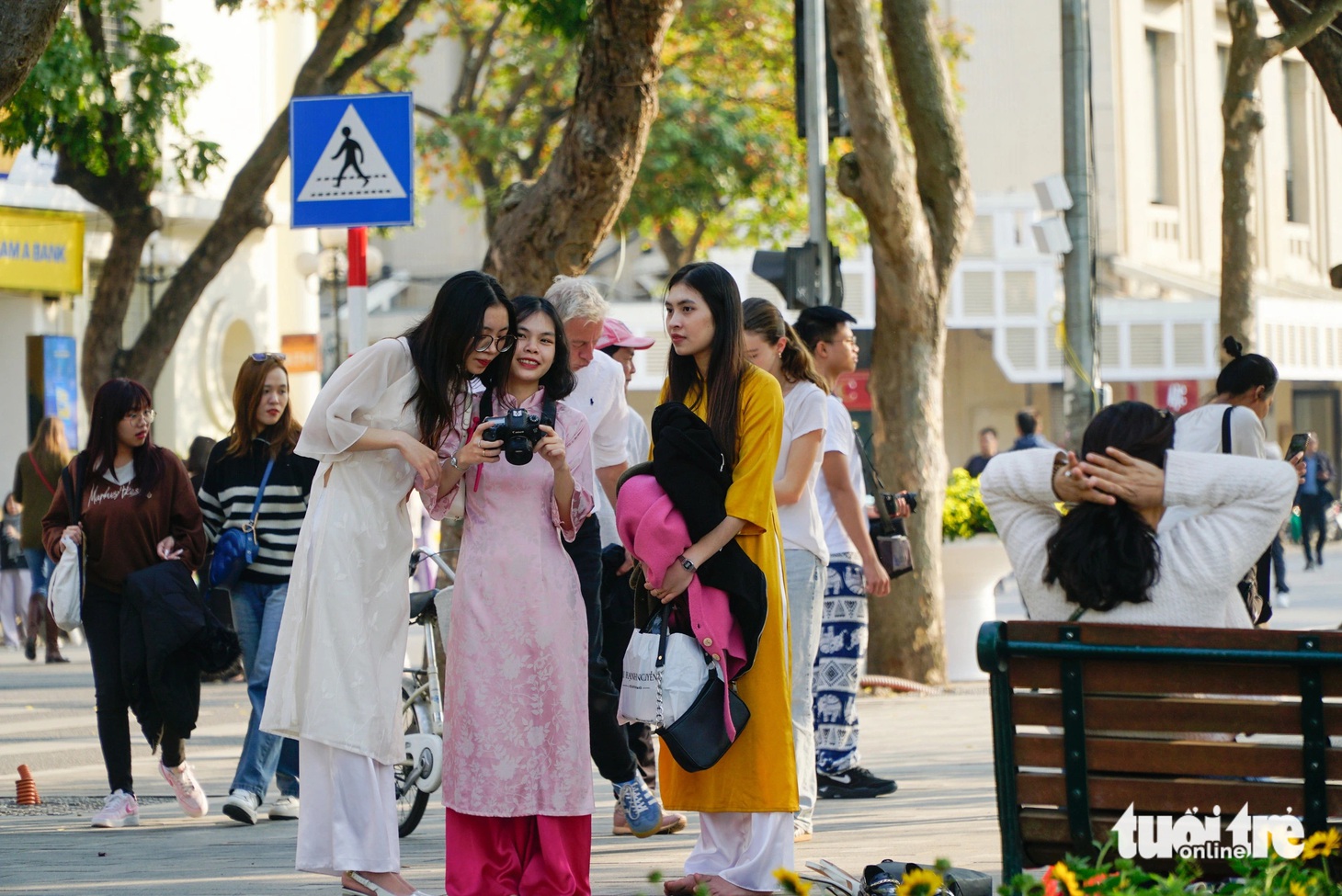 Ngày cuối năm chọn xuống phố chụp ảnh áo dài đón Tết - Ảnh 8.