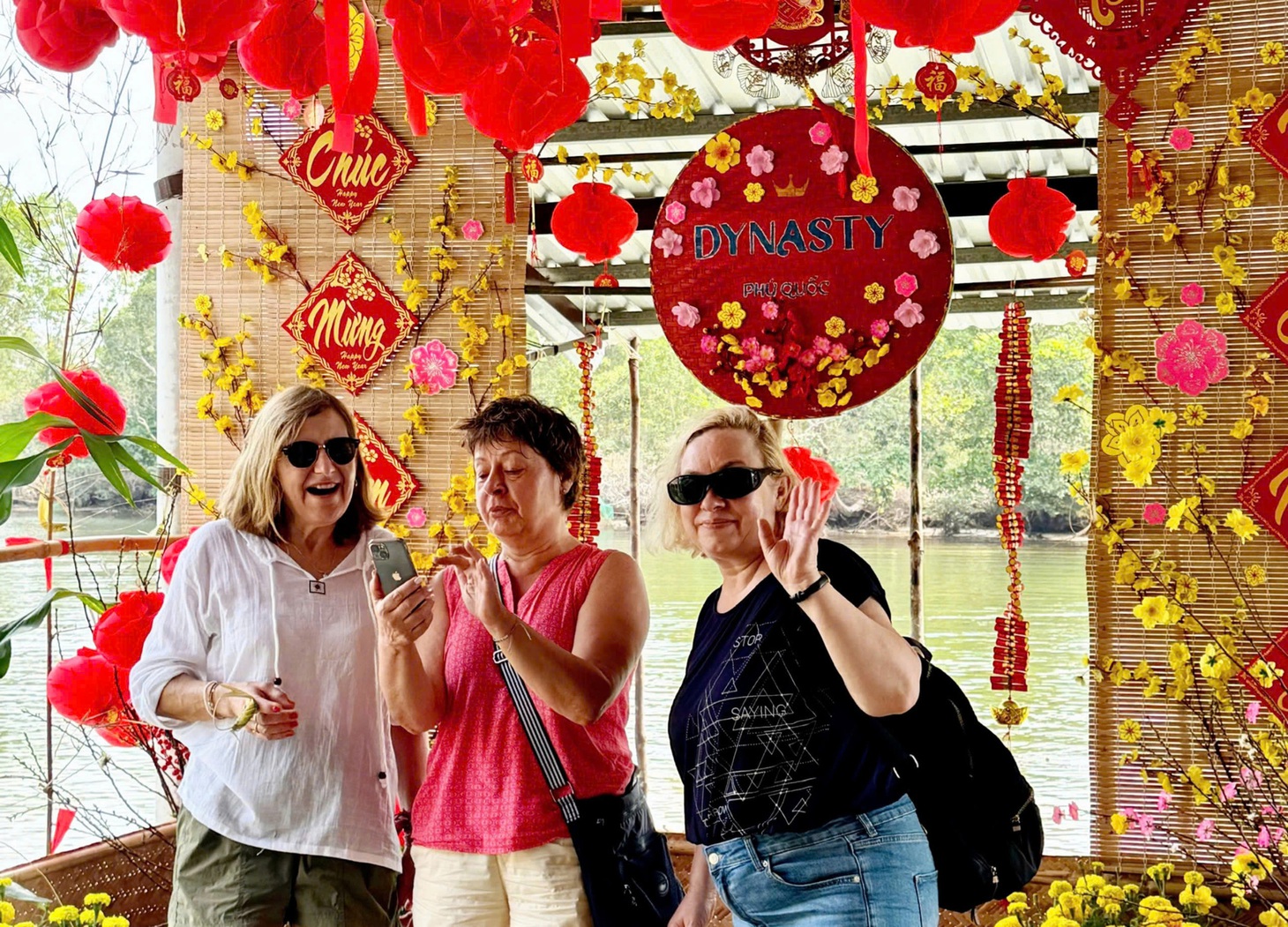 Người nước ngoài diện áo dài, mê Tết Việt vì đâu đâu cũng rực rỡ sắc màu - Ảnh 19.