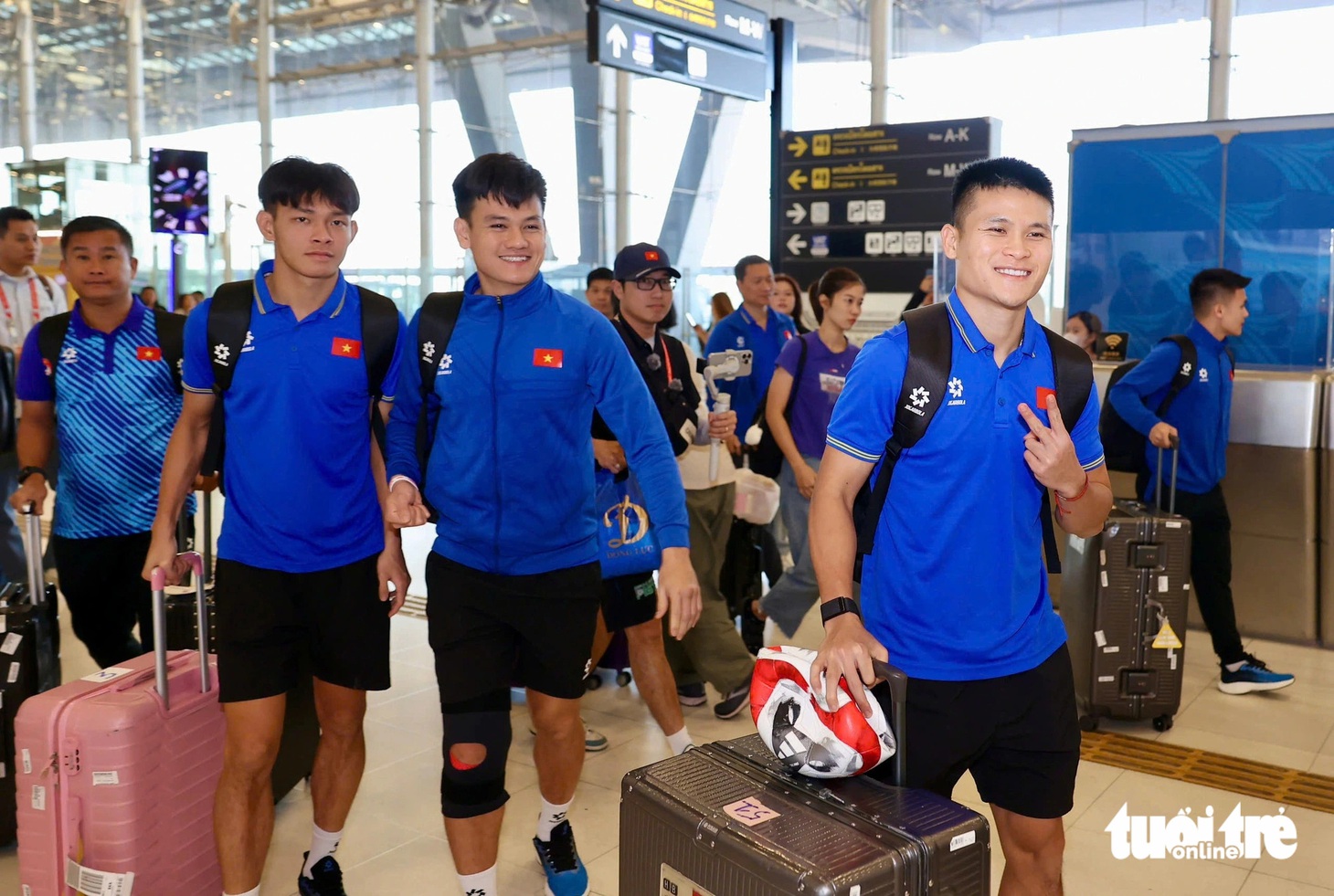 Nguyễn Xuân Son nằm cáng cùng đội tuyển Việt Nam về nước - Ảnh 1.