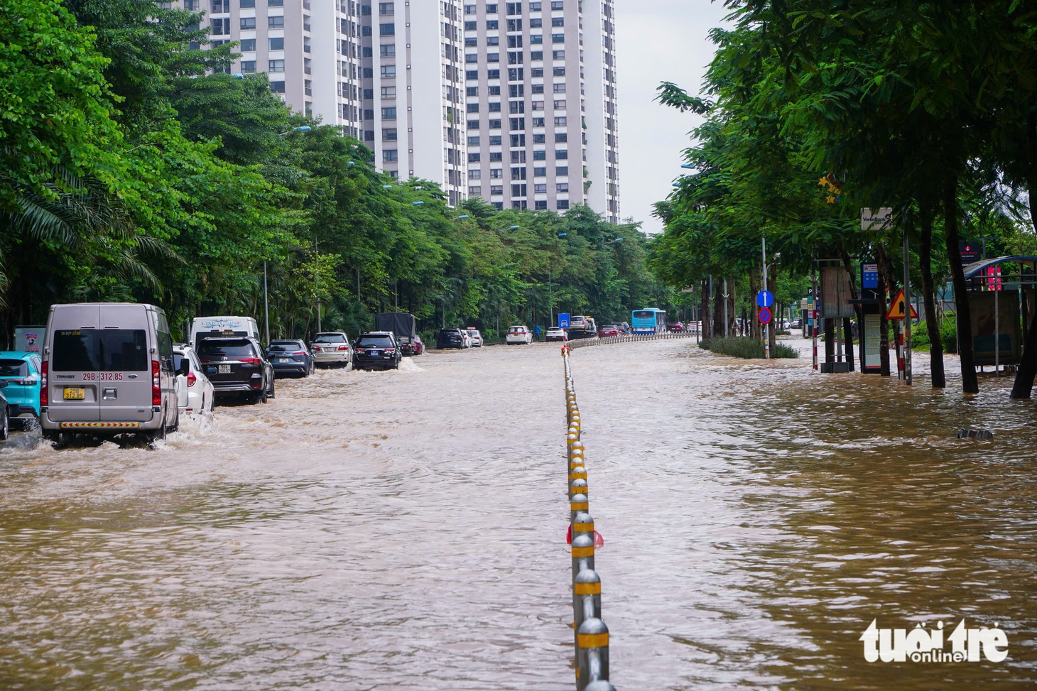 Hà Nội vẫn ngập khắp nơi, thợ sửa xe 'cắm chốt' ngay tại điểm ngập để sửa xe chết máy - Ảnh 10.