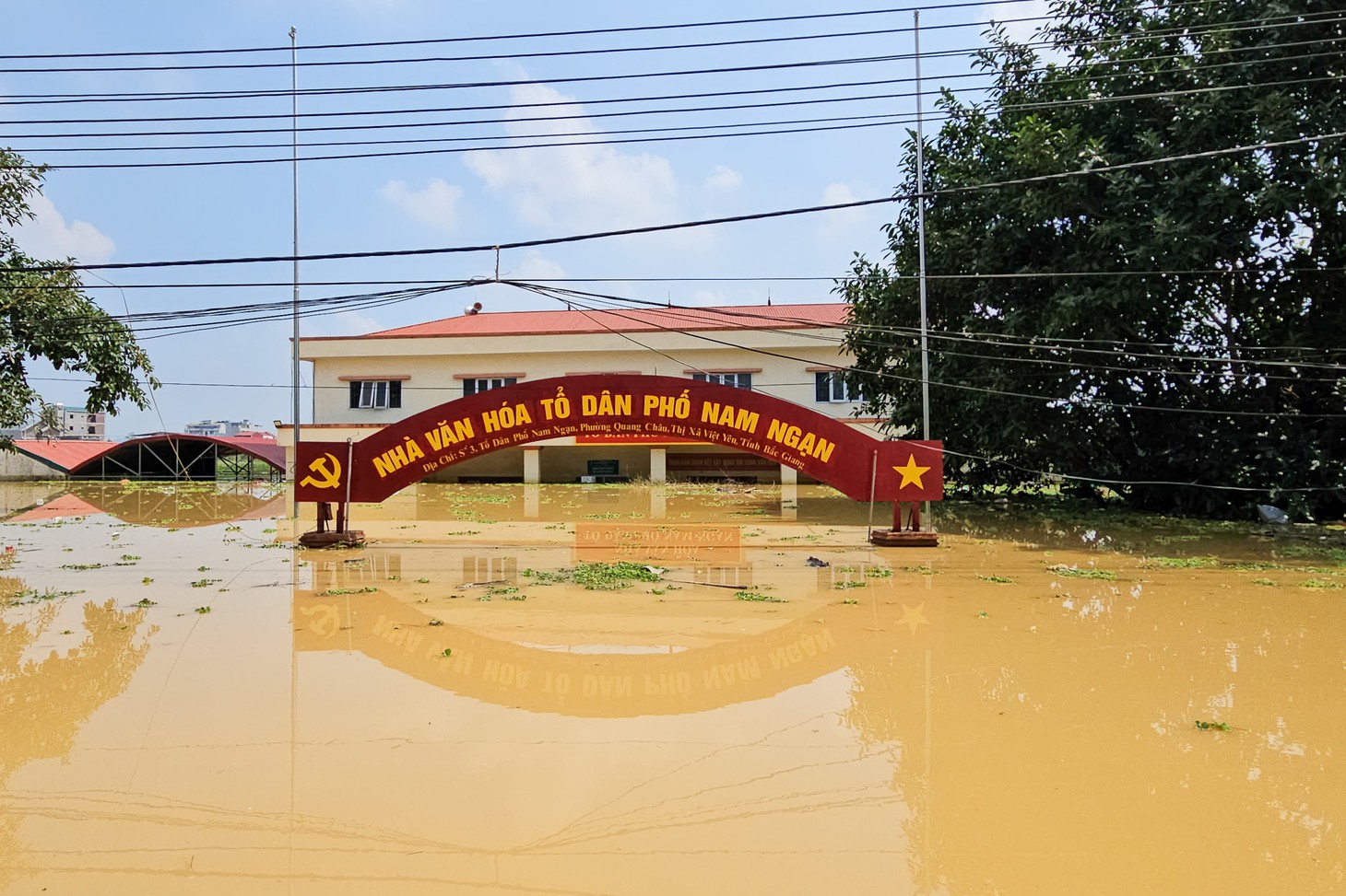 Bốn ngày 'chiến đấu' với lũ sông Cầu: Có tiền chẳng mua nổi bữa cơm - Ảnh 4.