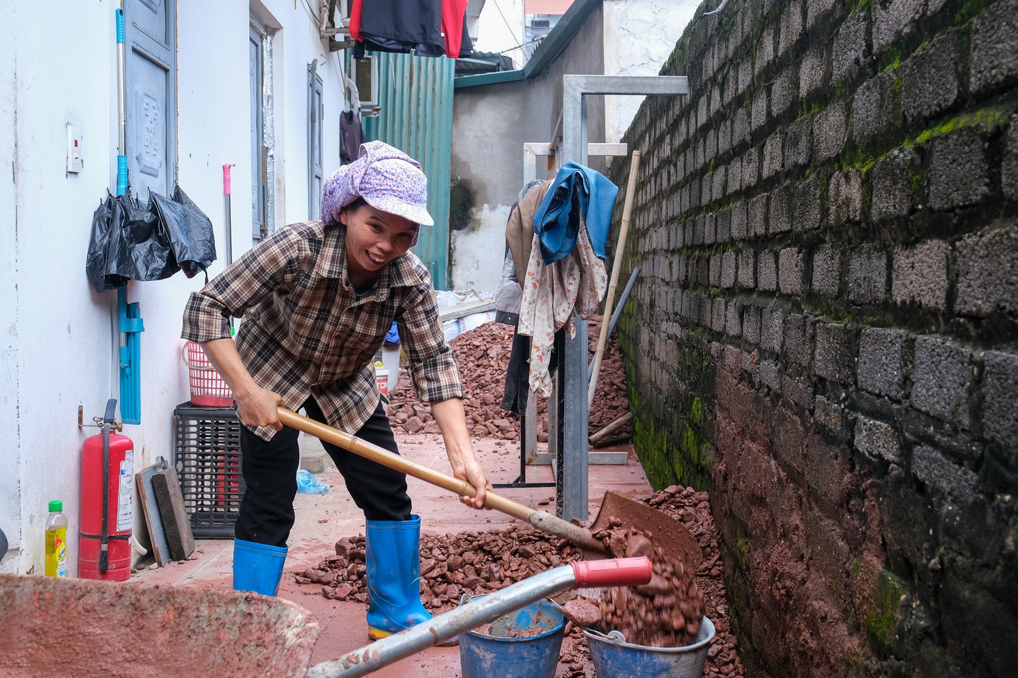 Bắc Ninh sau lũ lịch sử, khu công nghiệp lại sáng đèn, người dân chung tay dọn dẹp nhà cửa - Ảnh 4.