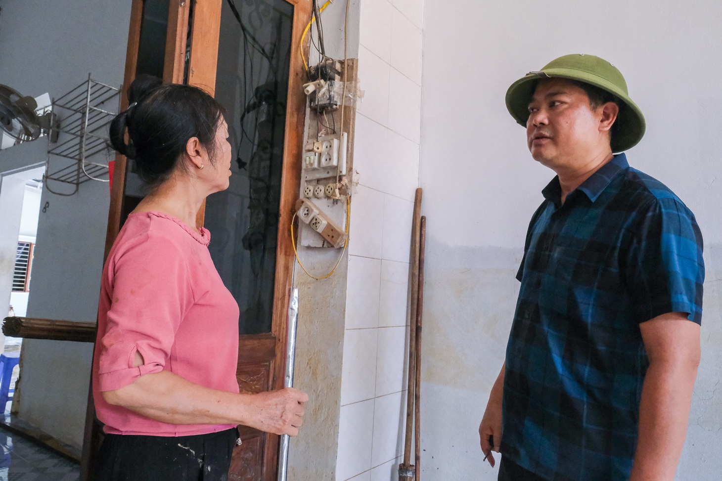 Bắc Ninh sau lũ lịch sử, khu công nghiệp lại sáng đèn, người dân chung tay dọn dẹp nhà cửa - Ảnh 3.