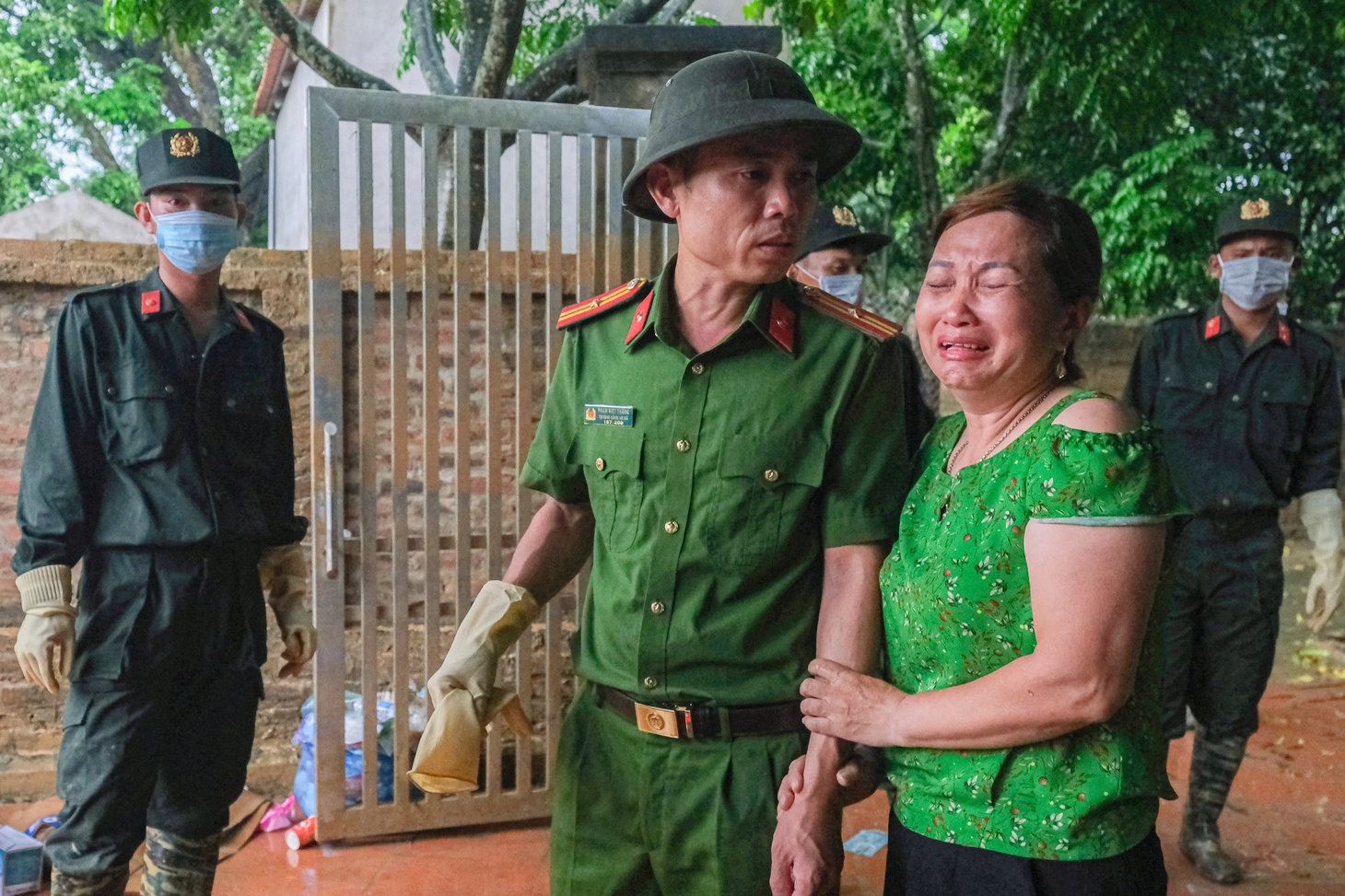 6.500 con gà chết trắng sau lũ, chủ trại bật khóc: 'Tôi tay trắng rồi' - Ảnh 4.