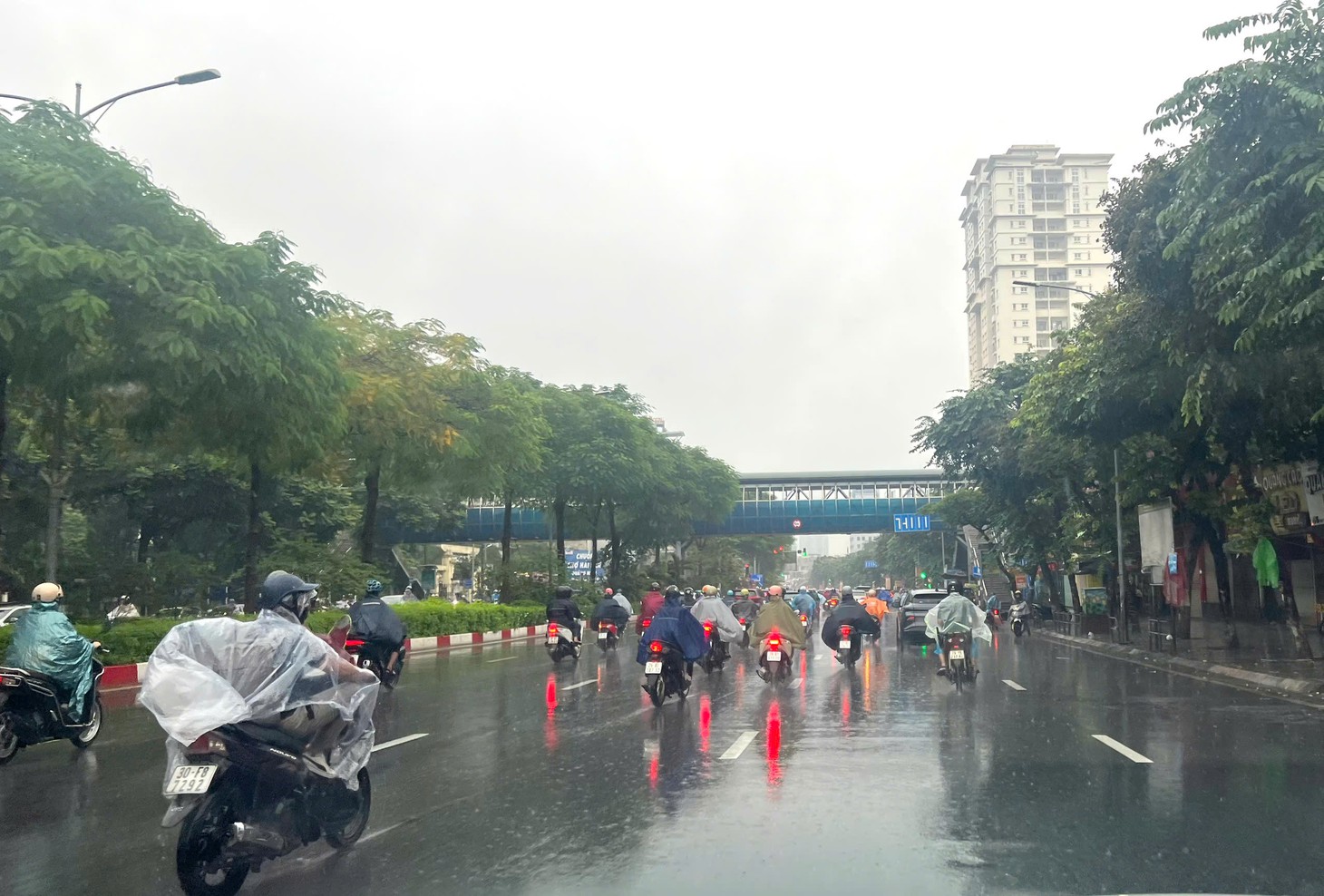 Nhiều tuyến phố Hà Nội kẹt cứng trong mưa - Ảnh 11.