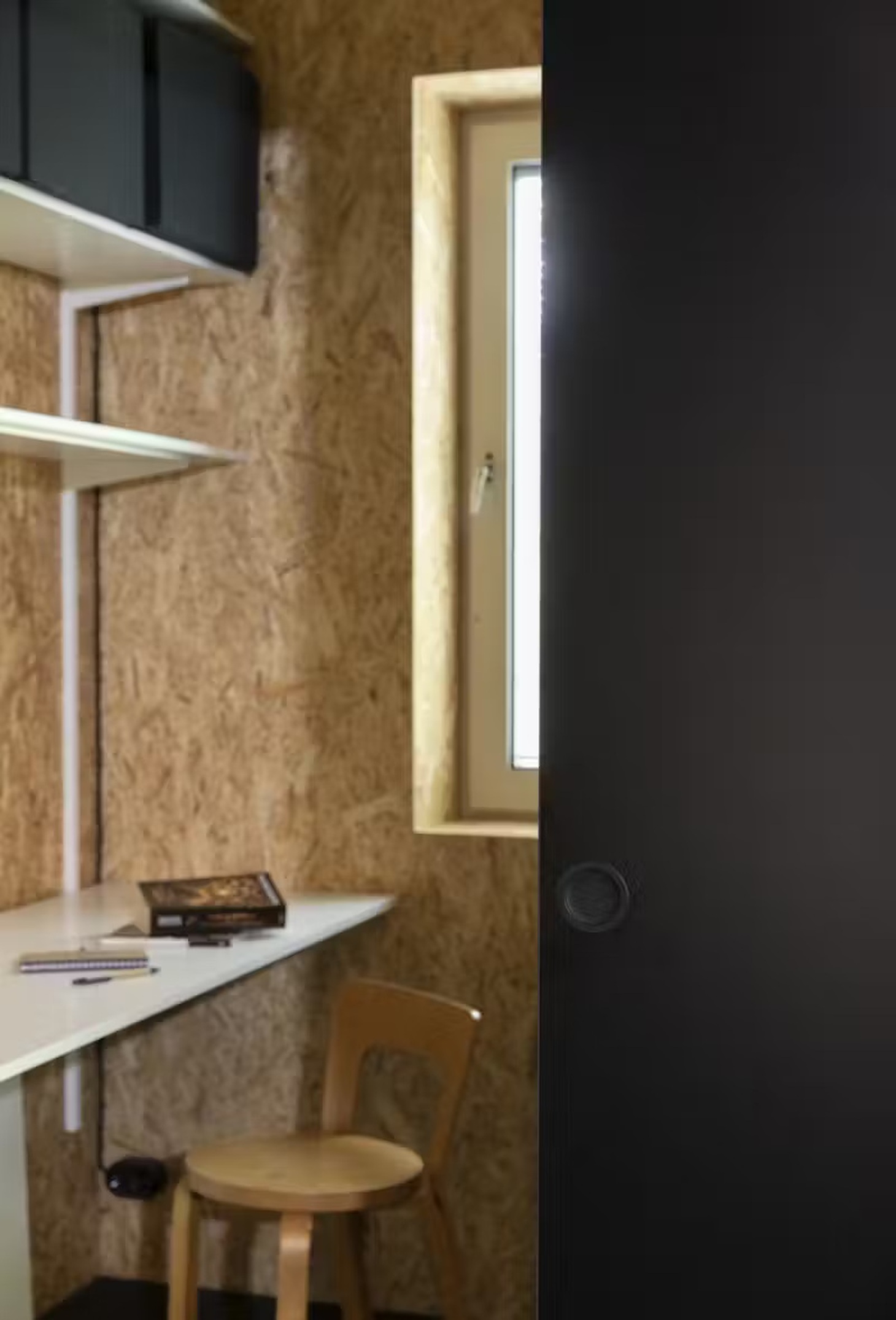 Khám phá ngôi nhà nhỏ với hơn một nửa được làm từ vật liệu tái chế - Ảnh 10.