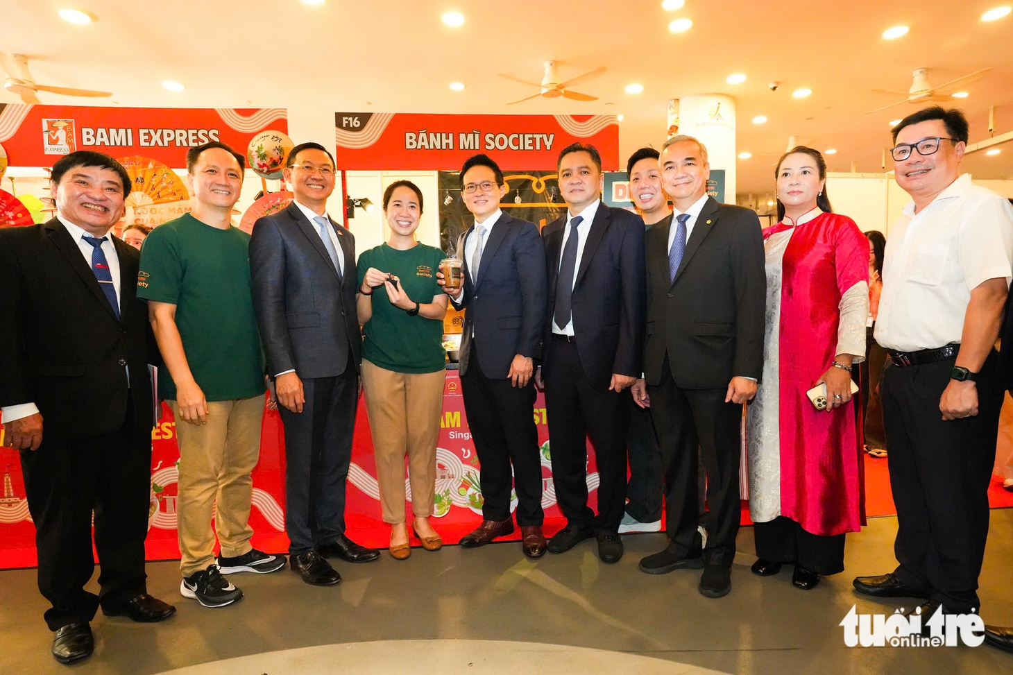Quan khách Việt Nam và Singapore thưởng thức phở nóng thơm lừng tại Vietnam Phở Festival - Ảnh 6.