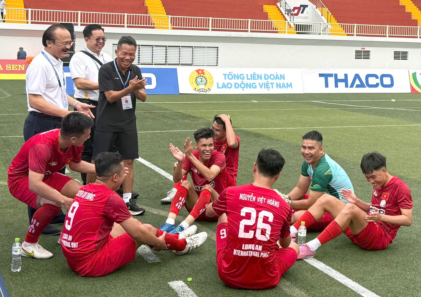 Sinh viên Đại học Nguyễn Tất Thành thực hành chụp ảnh bóng đá: Hơn cả một trải nghiệm - Ảnh 14.