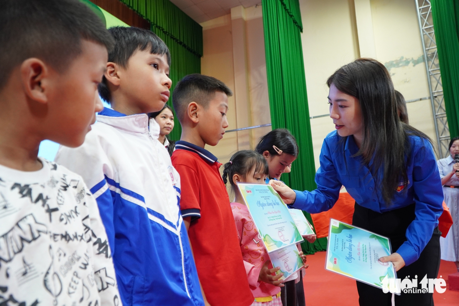 Nước mắt người mẹ nghèo đưa con mắc ung thư nhận học bổng 'Ngăn dòng bỏ học' - Ảnh 6.