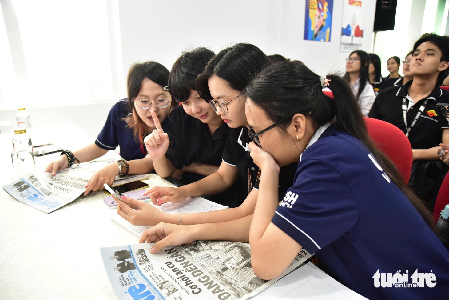 Sinh viên báo chí tìm hiểu bộ quy tắc đạo đức người làm báo tại báo Tuổi Trẻ- Ảnh 3.