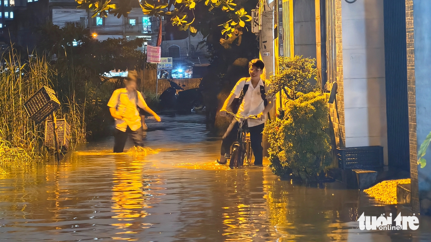 Triều cường TP.HCM dâng cao, may là không có mưa - Ảnh 8.