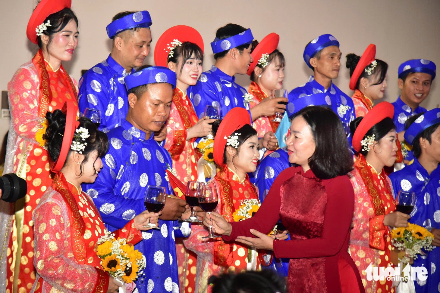 100 cô dâu, chú rể hạnh phúc trong ngày chung đôi ở TP.HCM - Ảnh 19.