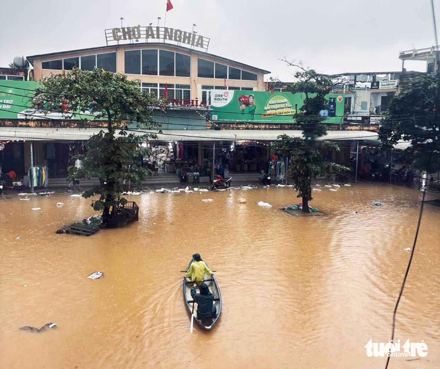 'Rốn lũ' ven sông Vu Gia ngập sâu, di dời dân trong đêm - Ảnh 1.