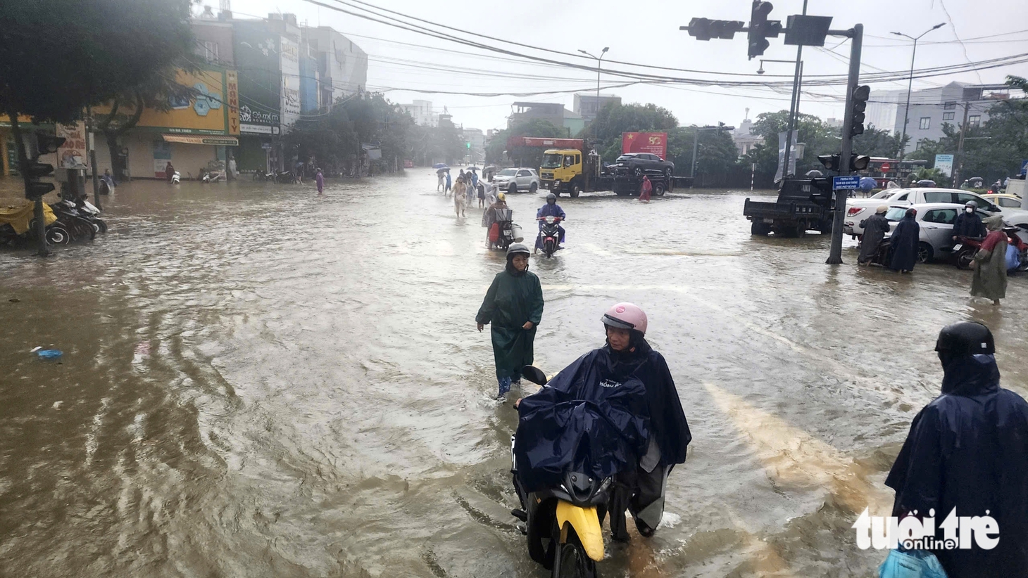Huế mưa to kinh khủng, có nơi hơn 1.300mm, nhiều đường trung tâm ngập nặng - Ảnh 4.