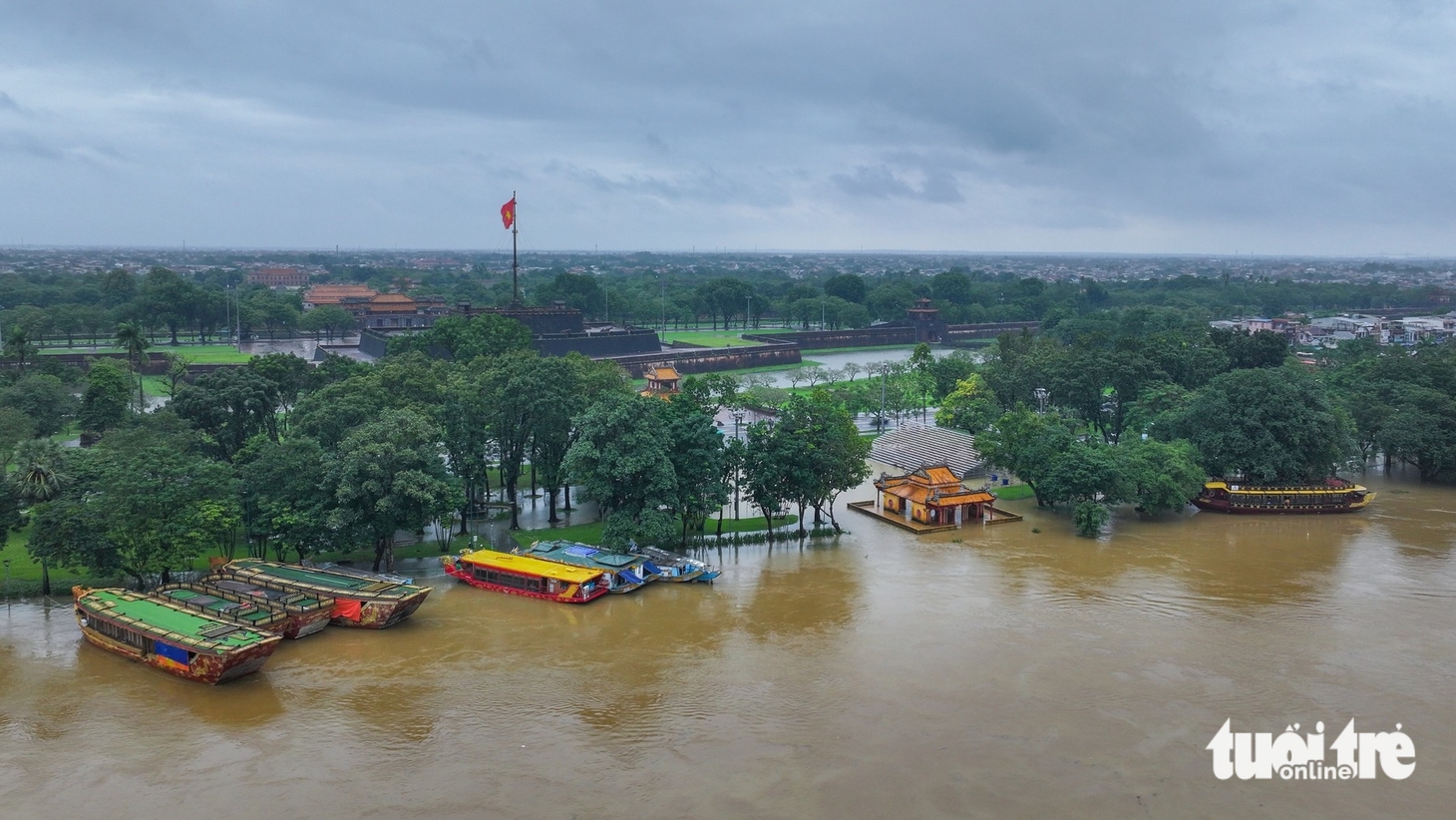Huế mưa to kinh khủng, có nơi hơn 1.300mm, nhiều đường trung tâm ngập nặng - Ảnh 9.