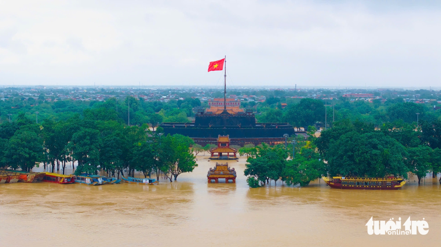 Chùm ảnh người dân Huế chật vật trong cơn lũ dữ - Ảnh 10.