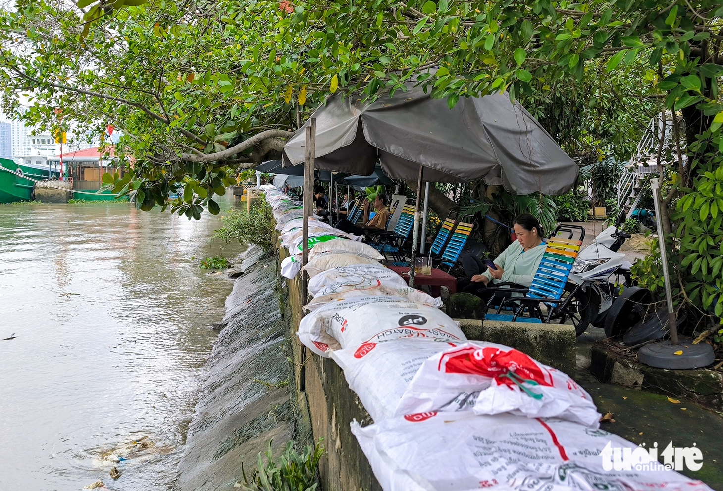 Triều cường cao, kè lởm chởm, dân Bình Quới vừa hết ngập lại lo đợt triều mới- Ảnh 1.