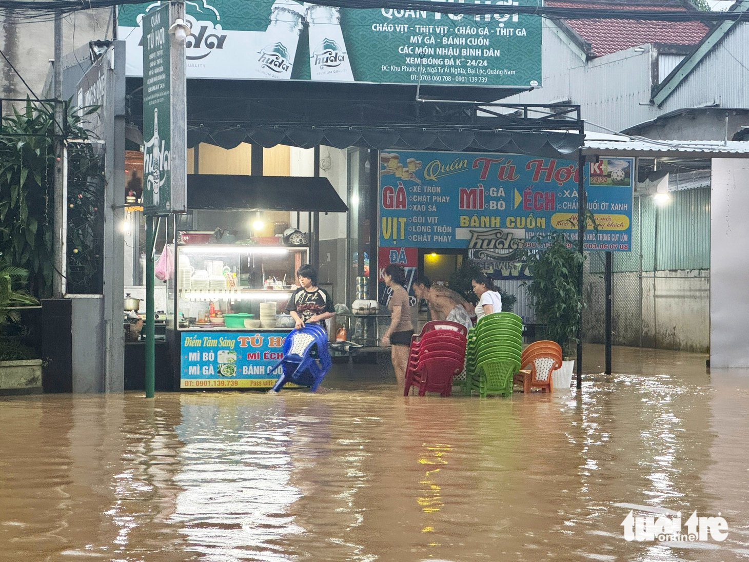 Lũ sông Vu Gia, Thu Bồn xuống chậm, nhiều nơi ở Đà Nẵng vẫn mênh mông biển nước - Ảnh 5.