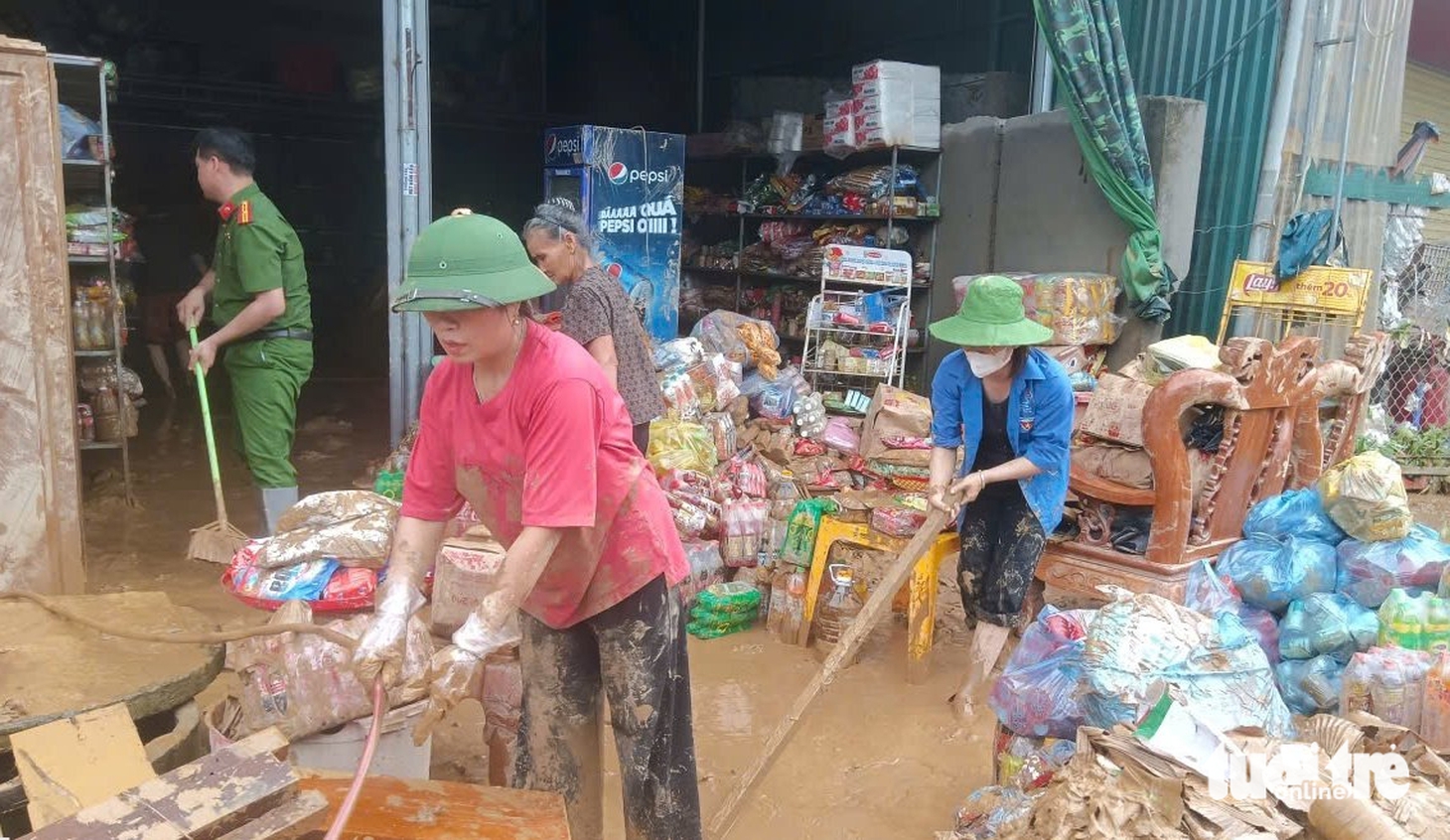 Nghệ An vừa khắc phục lũ sau bão Bualoi, vừa ứng phó bão Matmo - Ảnh 7.