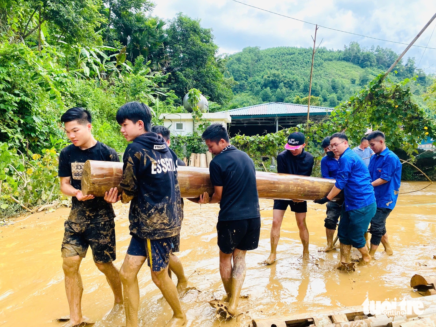 Nghệ An vừa khắc phục lũ sau bão Bualoi, vừa ứng phó bão Matmo - Ảnh 13.
