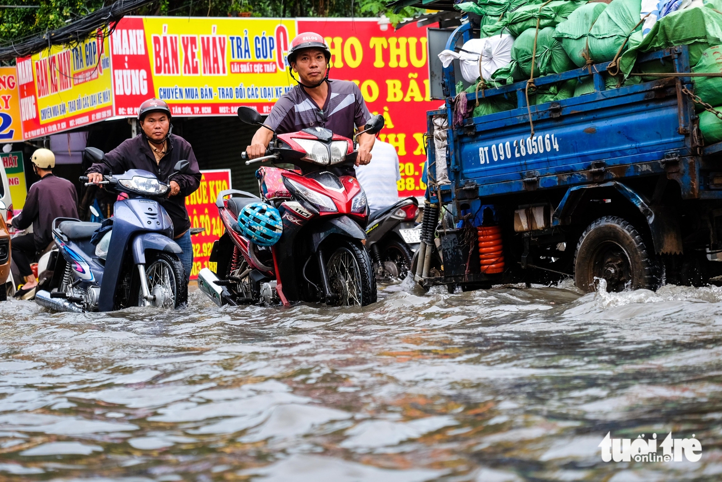 Mưa lớn gây ngập sâu ở TP.HCM, xe chết máy hàng loạt - Ảnh 3.