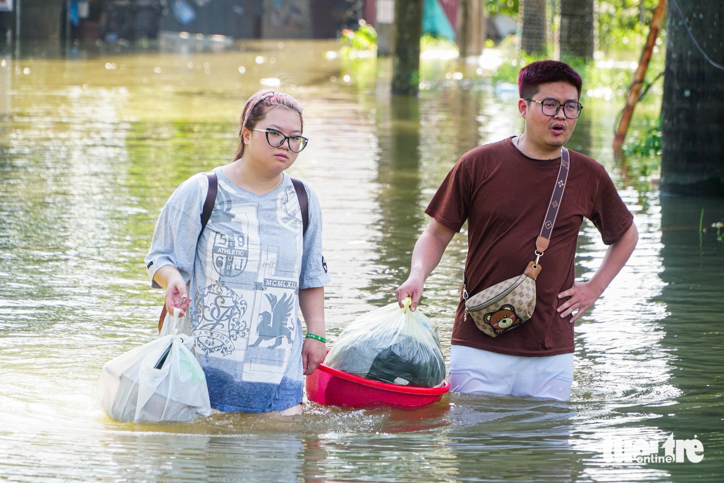 4 ngày sau mưa lớn, người dân Nhuệ Giang Hà Nội vẫn phải lội nước ngang bụng - Ảnh 2.
