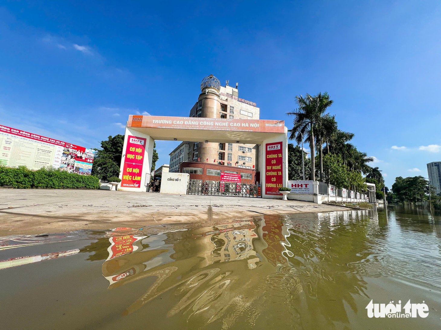 4 ngày sau mưa lớn, người dân Nhuệ Giang Hà Nội vẫn phải lội nước ngang bụng - Ảnh 6.