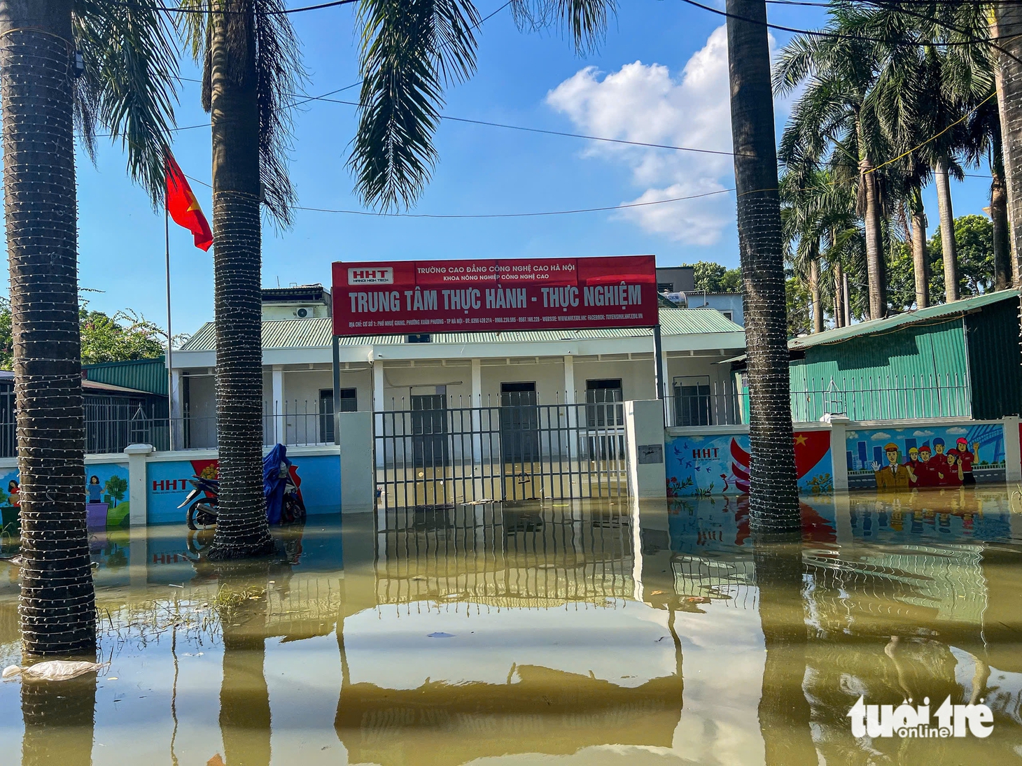4 ngày sau mưa lớn, người dân Nhuệ Giang Hà Nội vẫn phải lội nước ngang bụng - Ảnh 7.