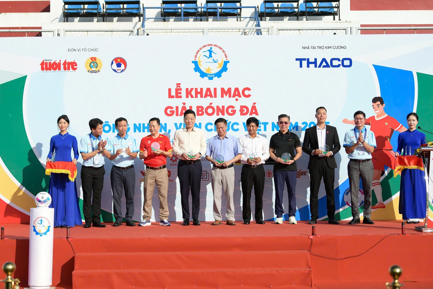 HLV Kim Sang Sik chúc các cầu thủ công nhân, viên chức thi đấu máu lửa - Ảnh 9.