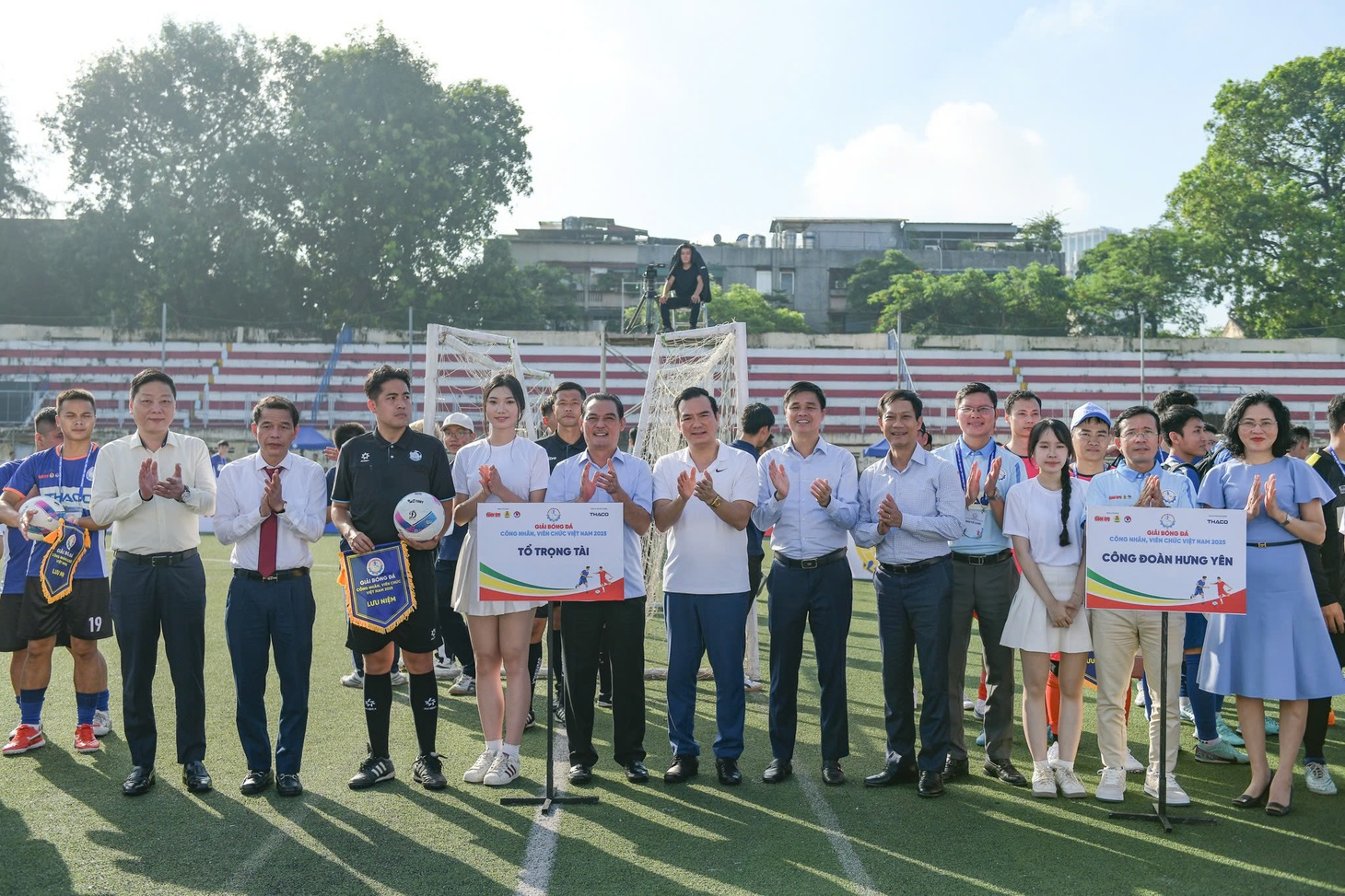 HLV Kim Sang Sik chúc các cầu thủ công nhân, viên chức thi đấu máu lửa - Ảnh 6.