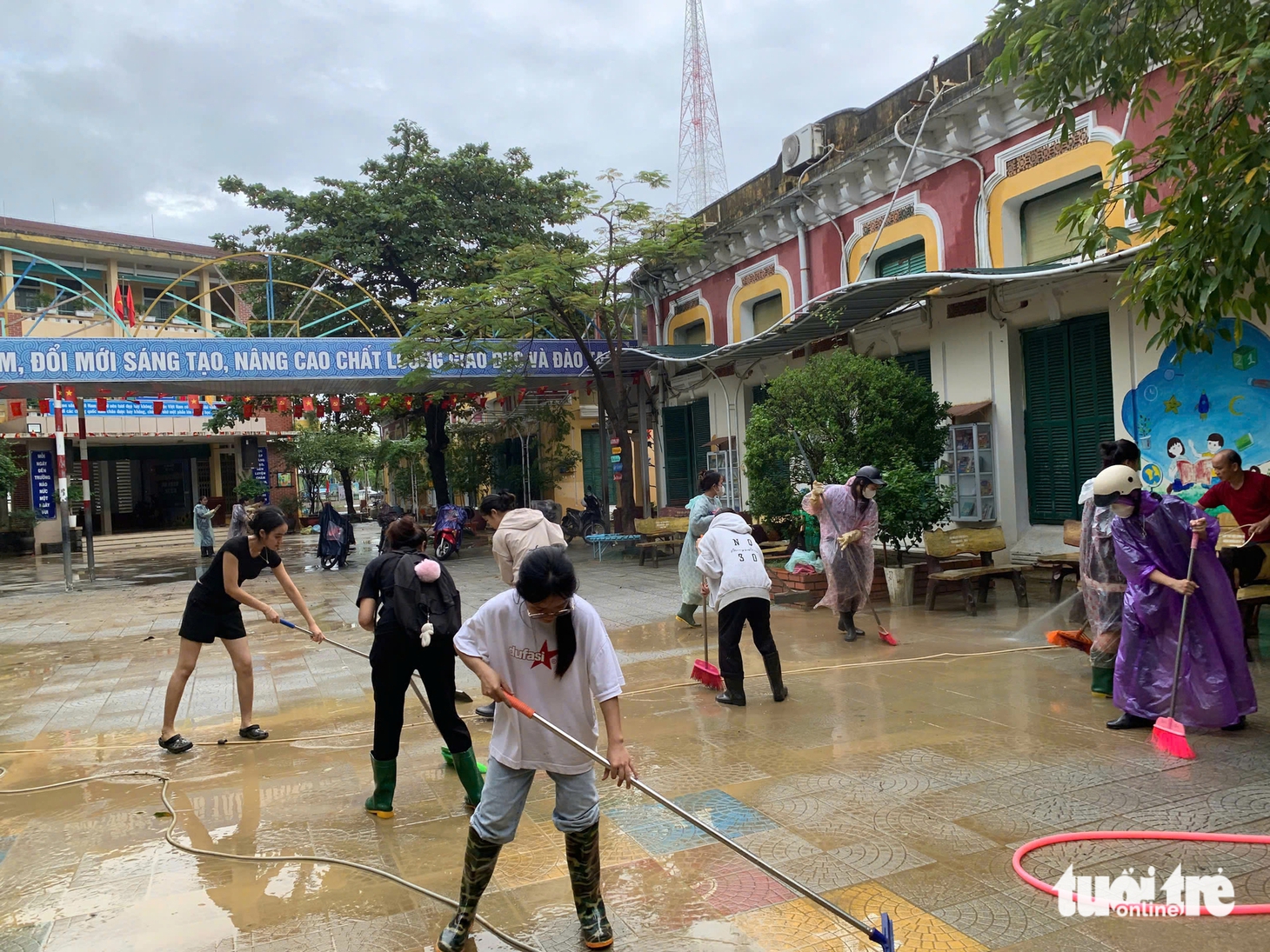 Hàng trăm bạn trẻ Huế xắn tay dọn dẹp trường học, đường phố sau lũ - Ảnh 7.