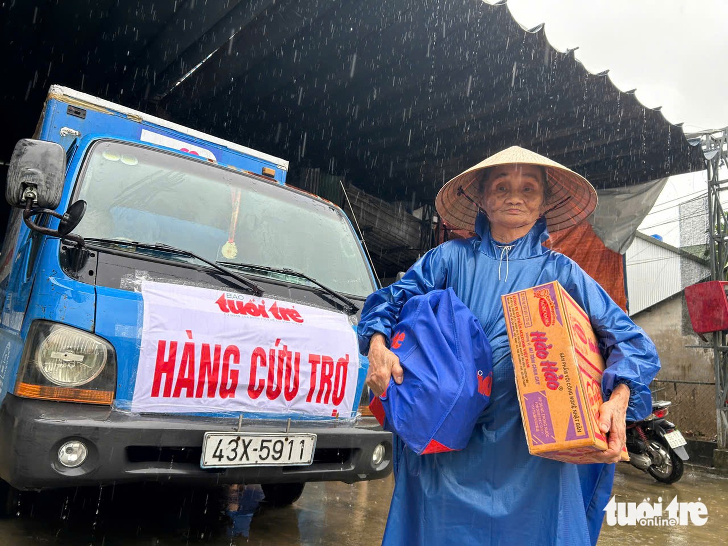 Vượt sạt lở, báo Tuổi Trẻ cứu trợ vùng rốn lũ ở thượng nguồn Thu Bồn - Ảnh 5.