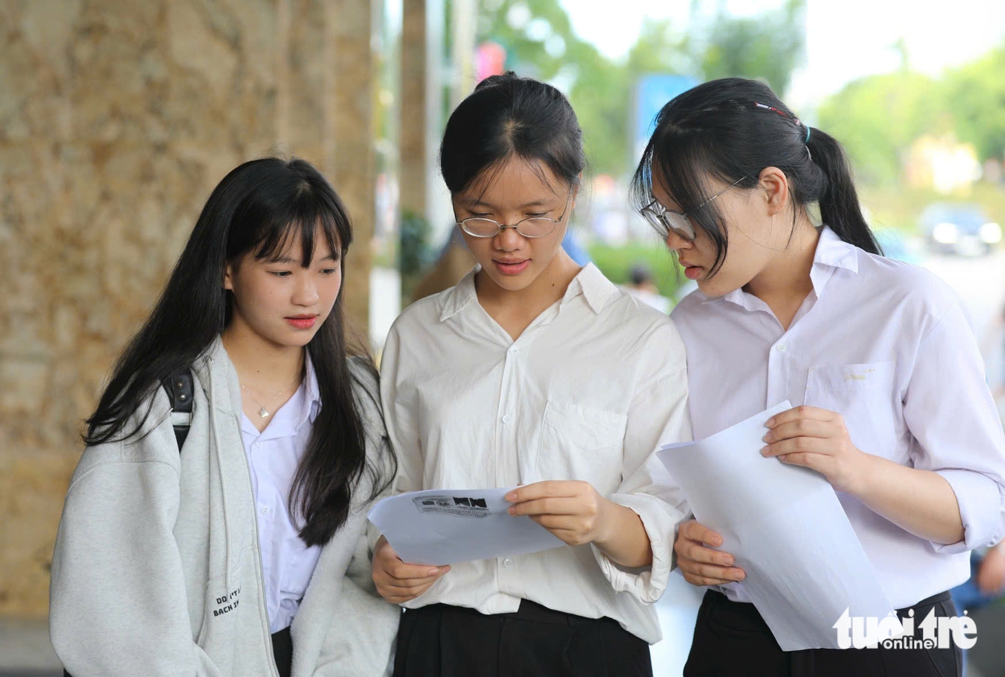 Cha mẹ mất hết vì ung thư, nữ SV phải làm thêm nuôi bà: 'Sẽ trích học bổng mua thuốc cho nội' - Ảnh 1.