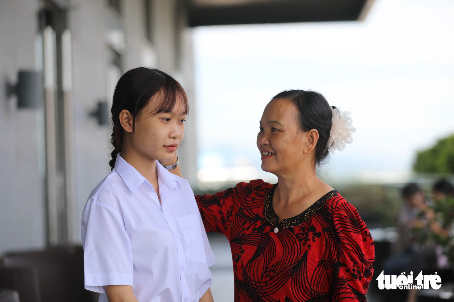 Cha mẹ mất hết vì ung thư, nữ SV phải làm thêm nuôi bà: 'Sẽ trích học bổng mua thuốc cho nội' - Ảnh 9.