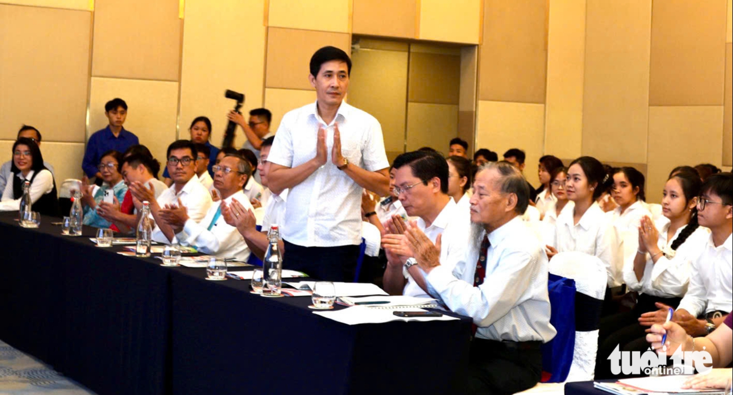 Cha mẹ mất hết vì ung thư, nữ SV phải làm thêm nuôi bà: 'Sẽ trích học bổng mua thuốc cho nội' - Ảnh 2.