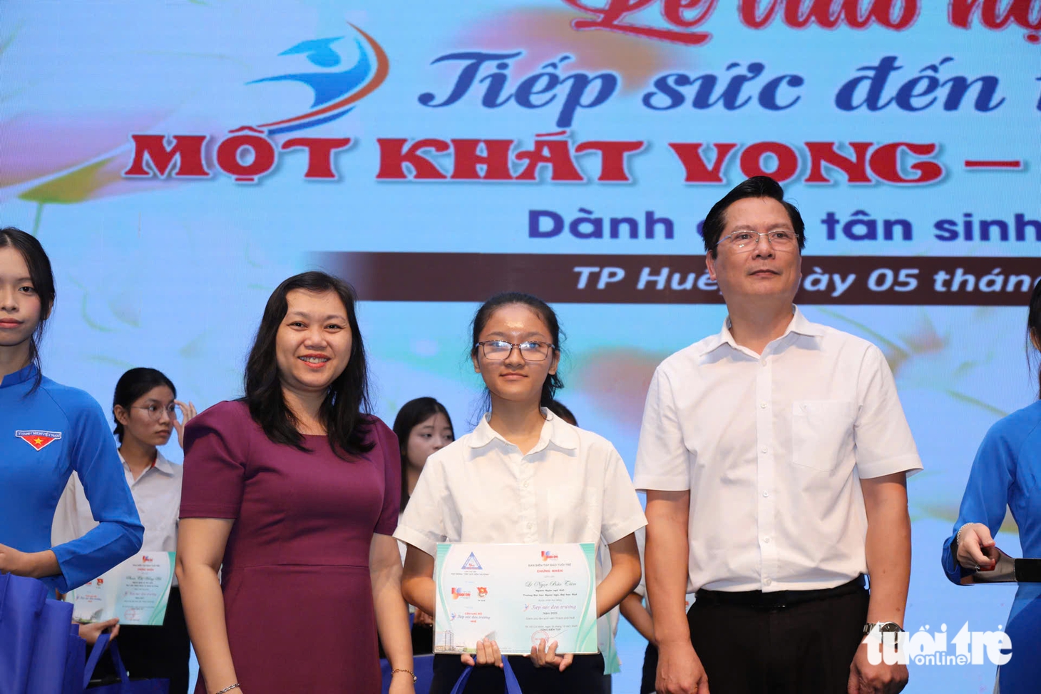 Cha mẹ mất hết vì ung thư, nữ SV phải làm thêm nuôi bà: 'Sẽ trích học bổng mua thuốc cho nội' - Ảnh 19.