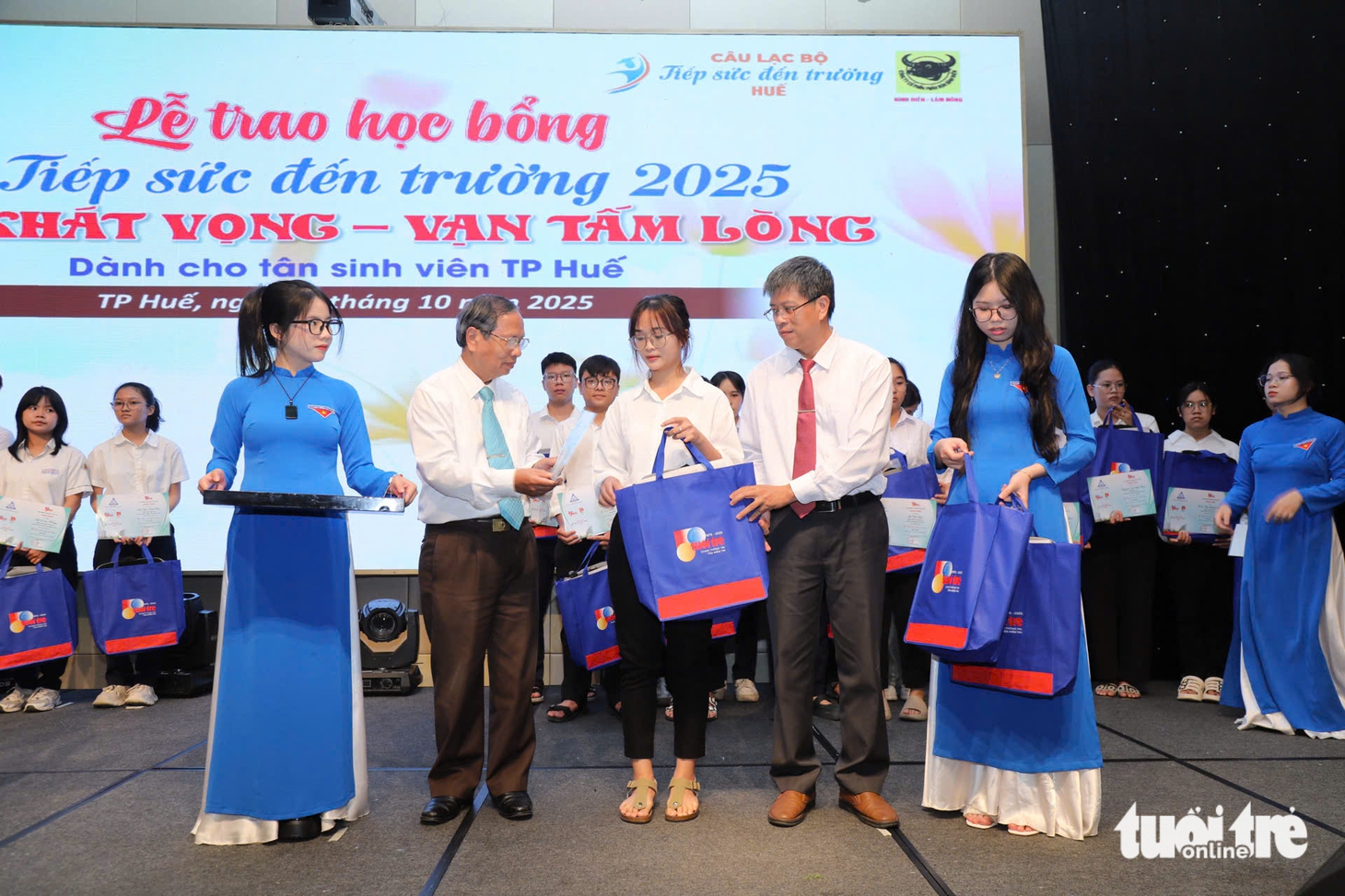Cha mẹ mất hết vì ung thư, nữ SV phải làm thêm nuôi bà: 'Sẽ trích học bổng mua thuốc cho nội' - Ảnh 20.