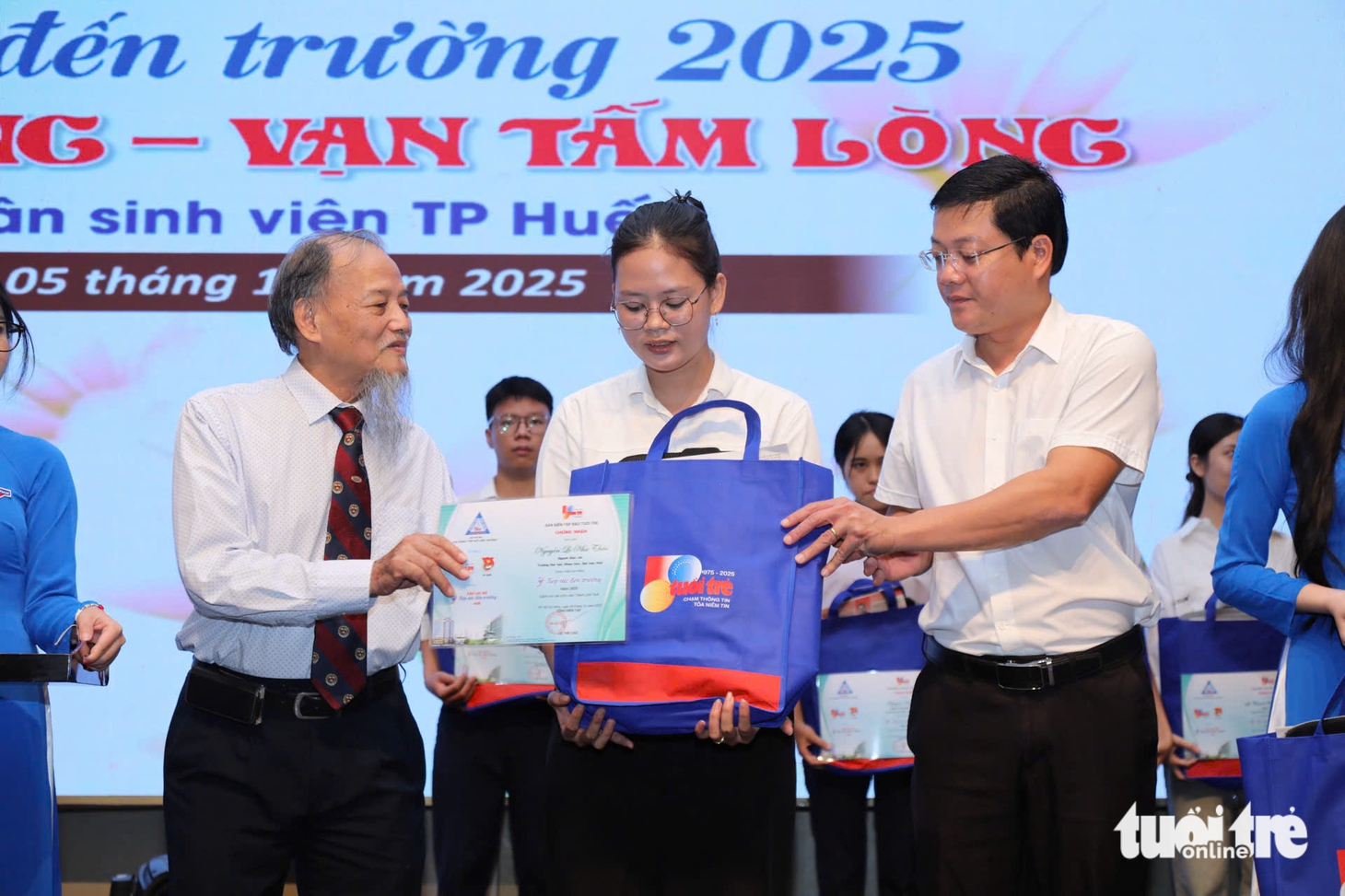Cha mẹ mất hết vì ung thư, nữ SV phải làm thêm nuôi bà: 'Sẽ trích học bổng mua thuốc cho nội' - Ảnh 23.