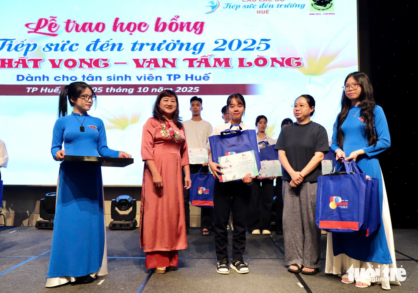 Cha mẹ mất hết vì ung thư, nữ SV phải làm thêm nuôi bà: 'Sẽ trích học bổng mua thuốc cho nội' - Ảnh 24.