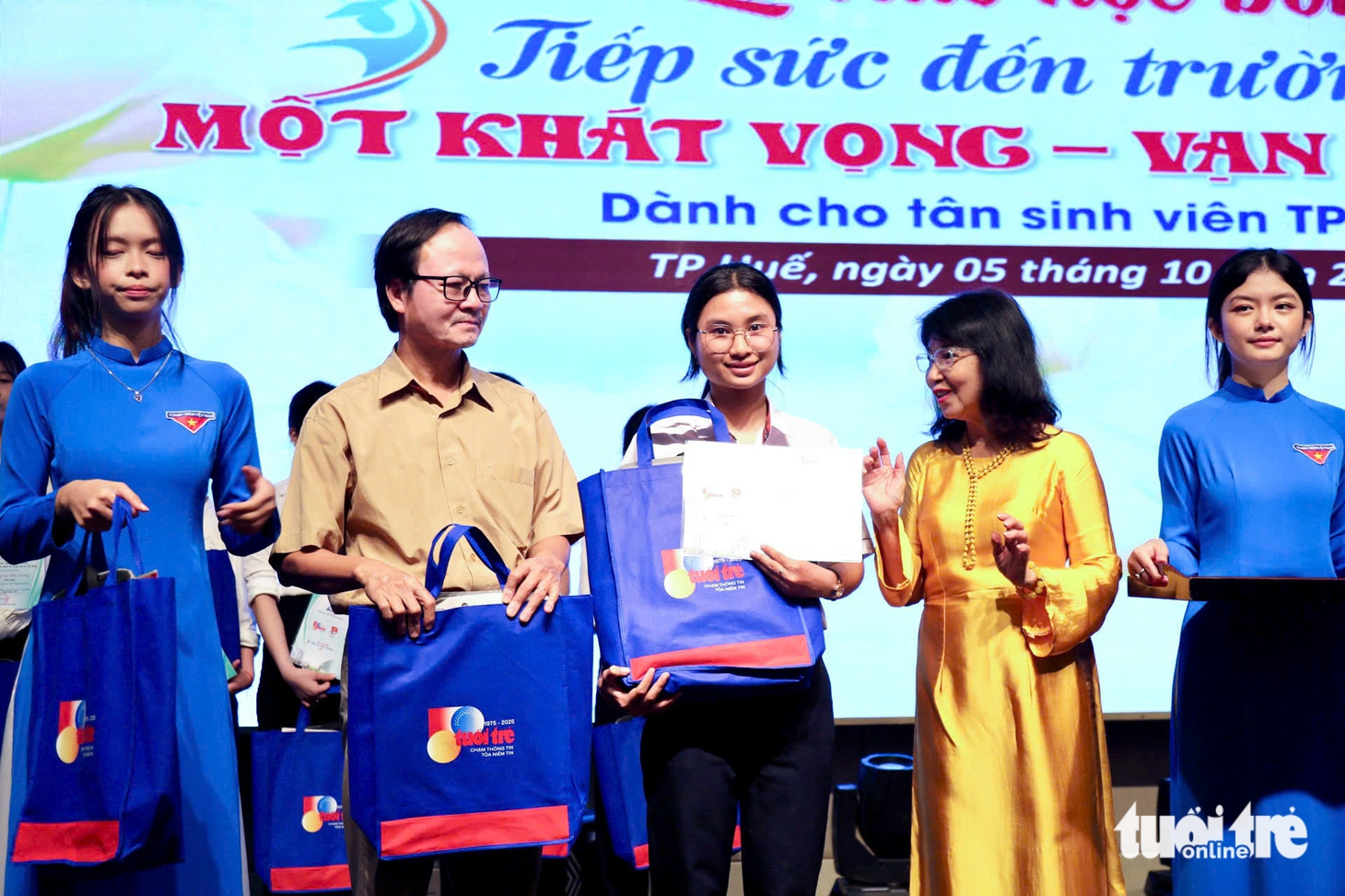 Cha mẹ mất hết vì ung thư, nữ SV phải làm thêm nuôi bà: 'Sẽ trích học bổng mua thuốc cho nội' - Ảnh 25.