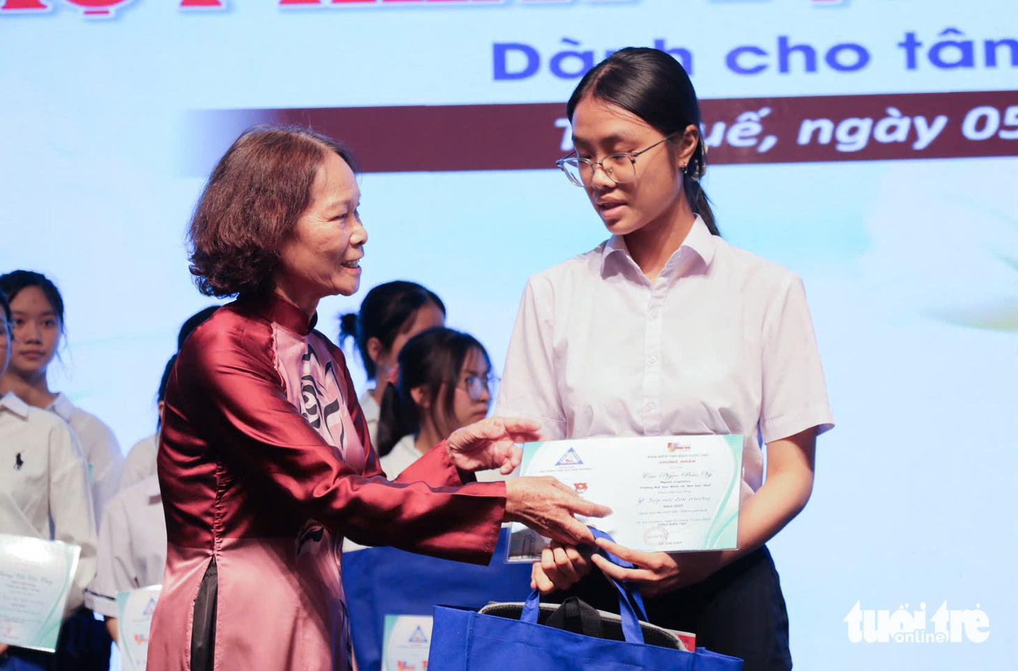 Cha mẹ mất hết vì ung thư, nữ SV phải làm thêm nuôi bà: 'Sẽ trích học bổng mua thuốc cho nội' - Ảnh 27.