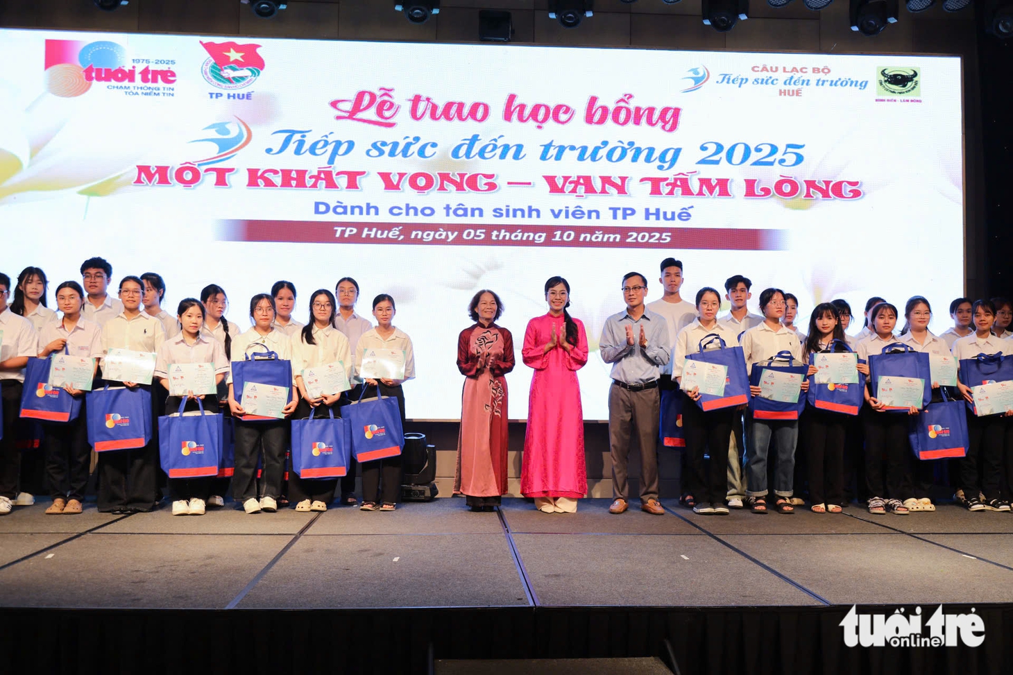 Cha mẹ mất hết vì ung thư, nữ SV phải làm thêm nuôi bà: 'Sẽ trích học bổng mua thuốc cho nội' - Ảnh 28.