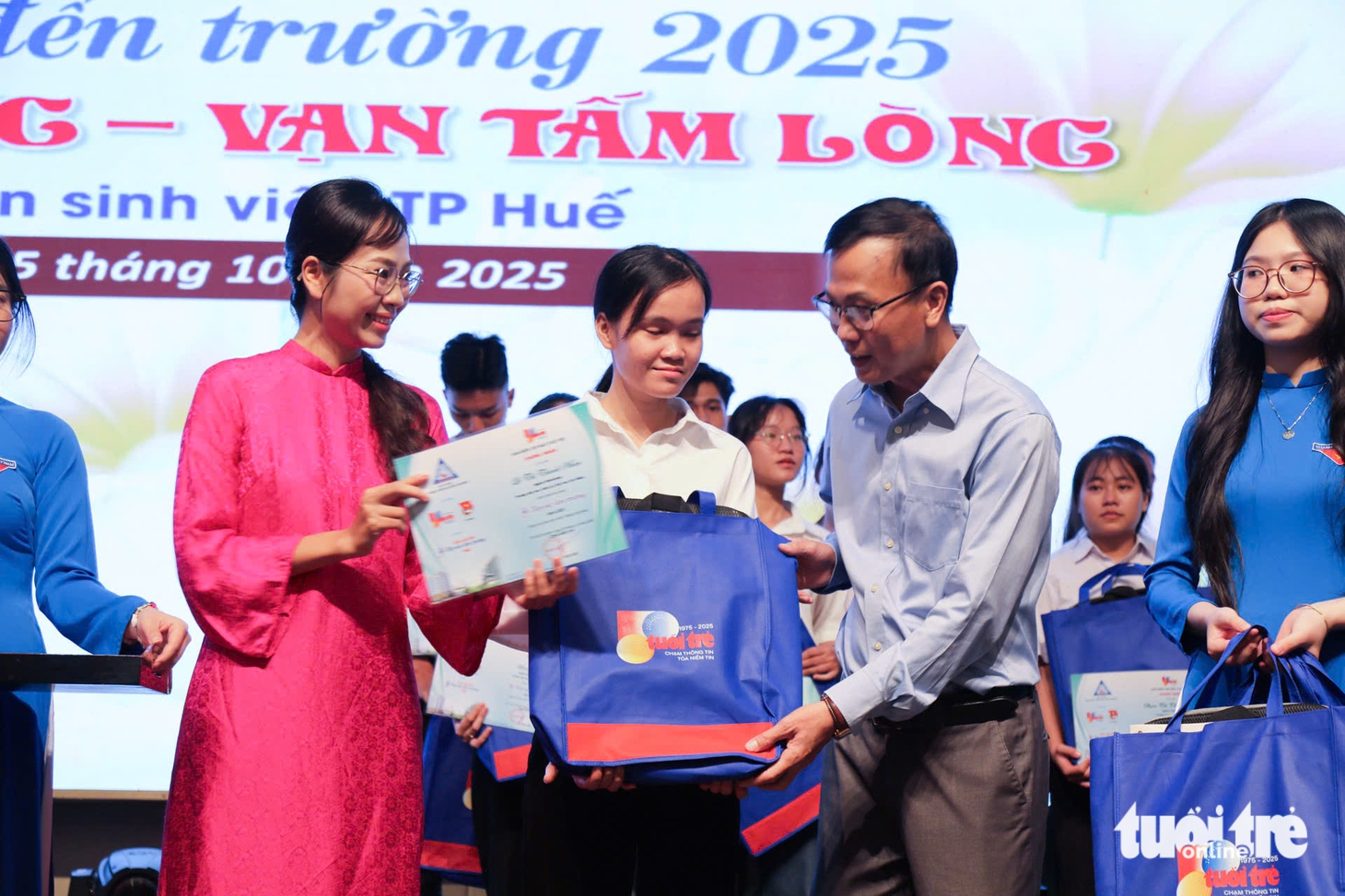 Cha mẹ mất hết vì ung thư, nữ SV phải làm thêm nuôi bà: 'Sẽ trích học bổng mua thuốc cho nội' - Ảnh 29.