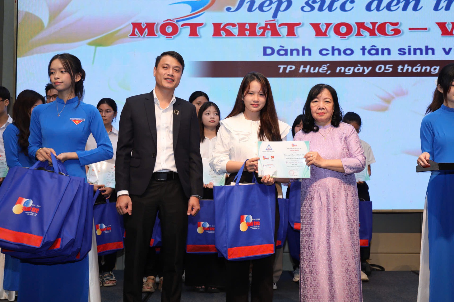 Cha mẹ mất hết vì ung thư, nữ SV phải làm thêm nuôi bà: 'Sẽ trích học bổng mua thuốc cho nội' - Ảnh 22.