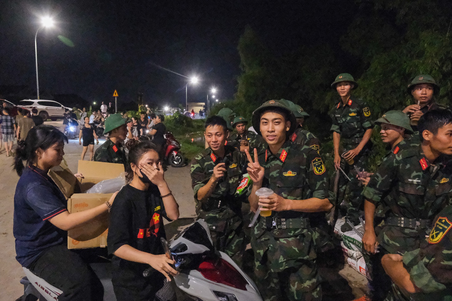 Già trẻ gái trai ở Bắc Ninh tình nguyện cùng bộ đội, công an đắp đê ngăn nước lũ sông Cầu - Ảnh 12.